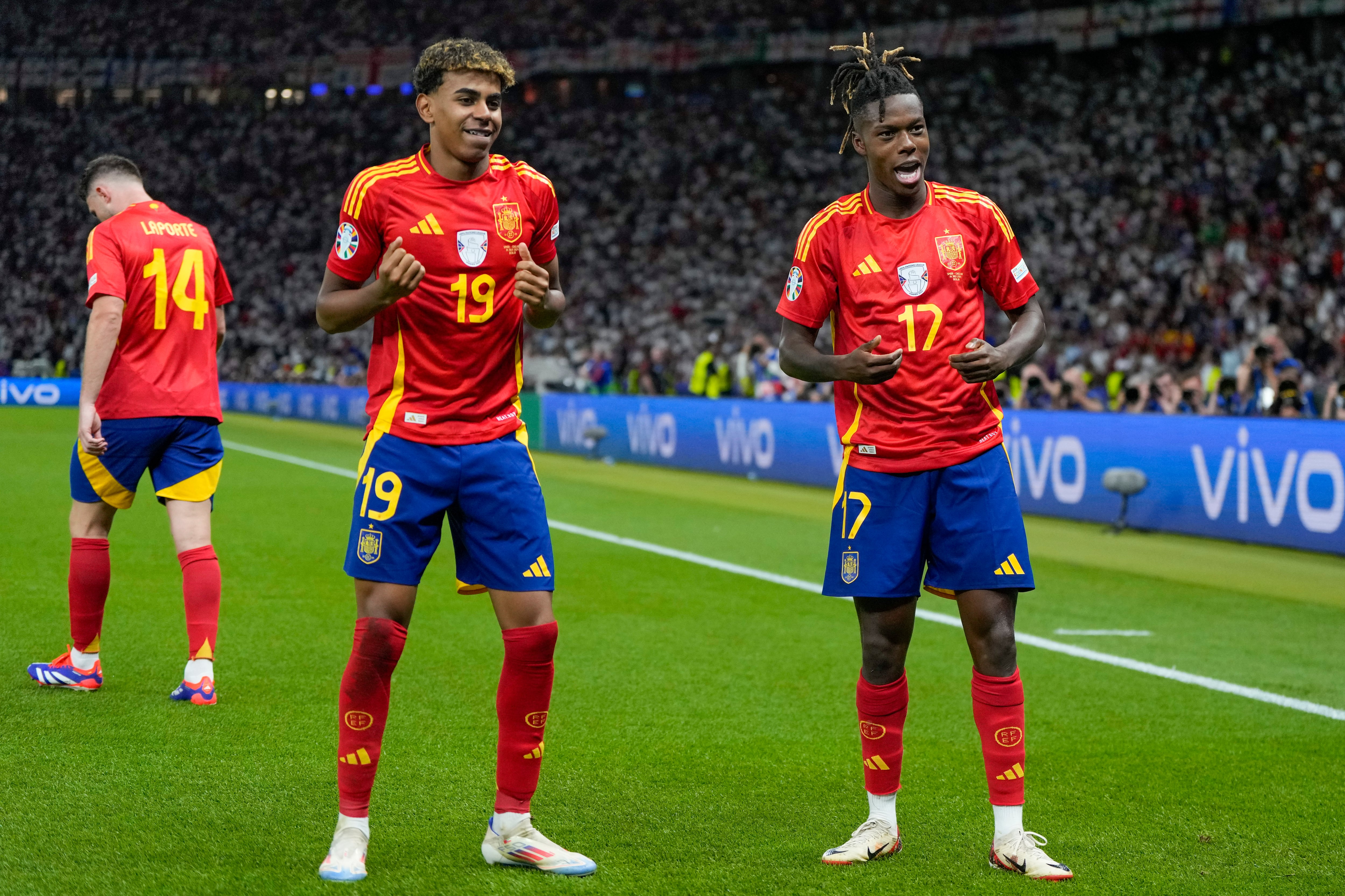 En foto del 14 de julio del 2024, Nico Williams celebra con su compañero de la selección española Lamine Yamal tras anotar en la final de la Euro 2024 ante Inglaterra. El viernes 30 de agosto del 2024, Williams y Yamal encabezan la selección que disputará los próximos duelos de la Liga de Naciones. (AP Foto/Matthias Schrader)