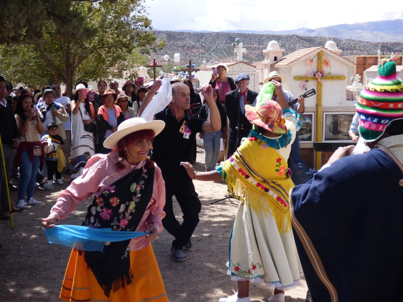 El carnavalito tiene como base la danza colectiva con sus rondas, serpentinas, filas, alas, puente, molino canasta, rueda, calles, desarme, volteretas, caracol y final.