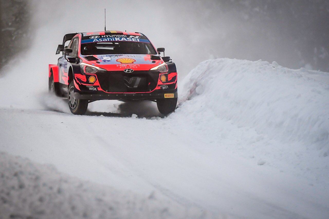 Thierry Neuville, con su Hyundai i20 WRC. El belga tuvo problemas durante el desarrollo del shakedown. La ausencia de público, por las restricciones impuestas por la pandemia de coronavirus, obliga a las tripulaciones a arreglárselas solas en caso de salirse del camino o quedar atrapadas en los bancos de nieve.