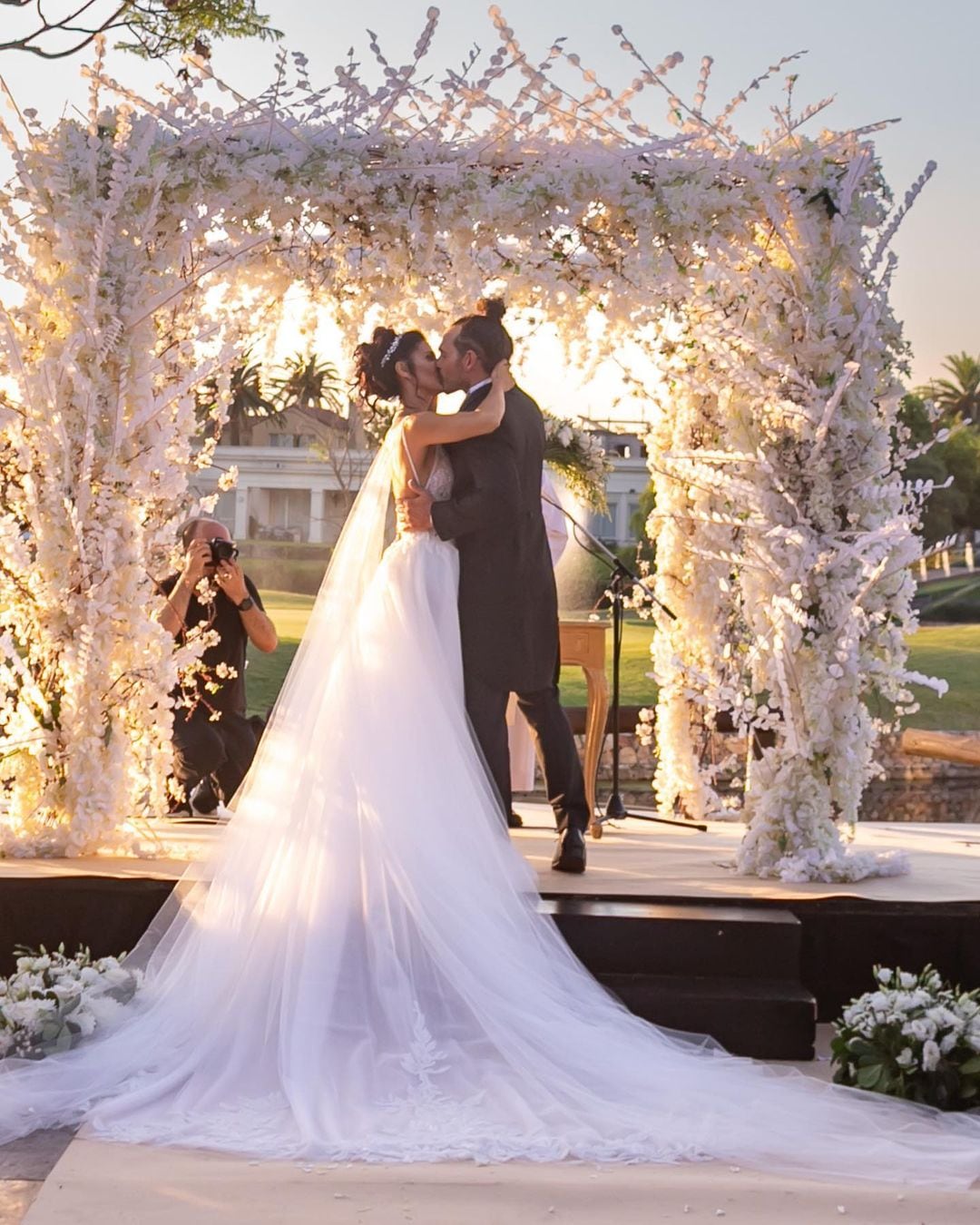 La pareja pasó por el civil en agosto y ahora tuvieron su ceremonia y fiesta de lujo. 