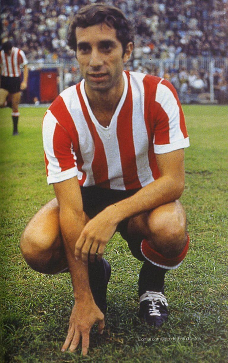 Carlos Bilardo con la camiseta de Estudiantes