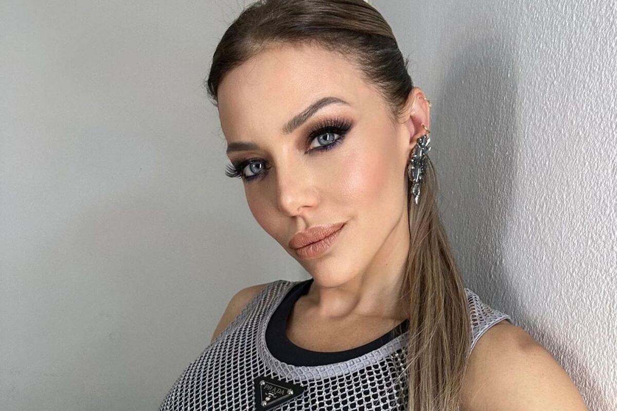 Evangelina Anderson eligió un mono en color crudo con transparencias que no dejó nada a la imaginación