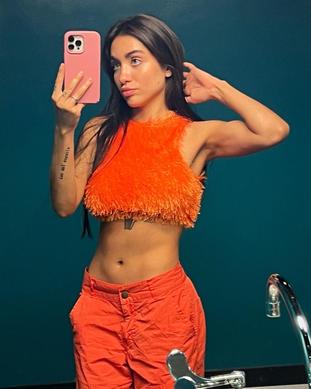 María Becerra deslumbró con un top y pantalón rojo pasión