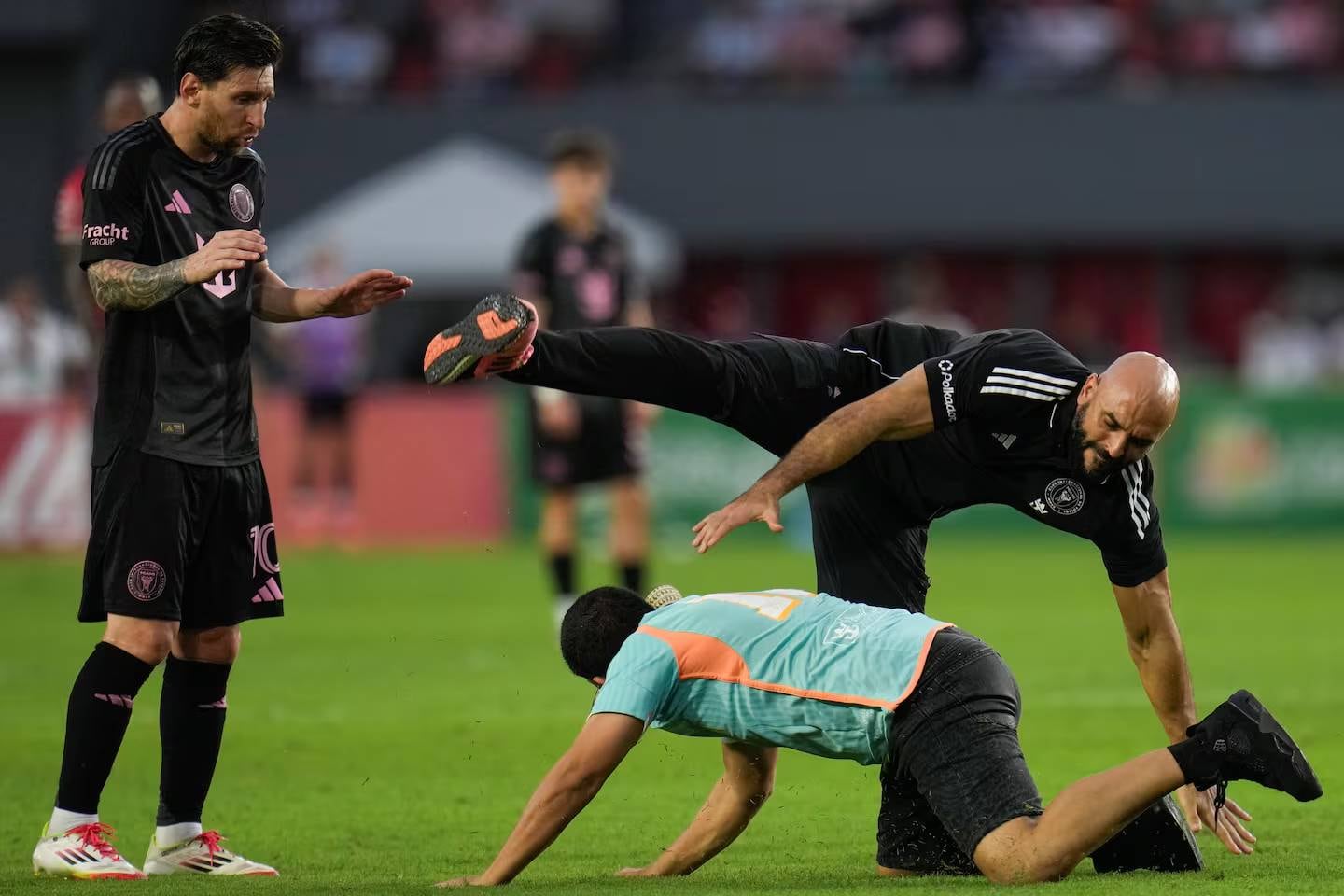 El guardaespaldas de Messi y un hincha que quiso saludarlo.