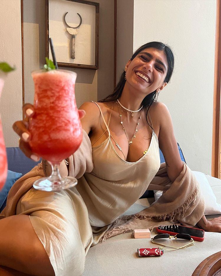 Mia Khalifa deslumbra con un vestido de seda