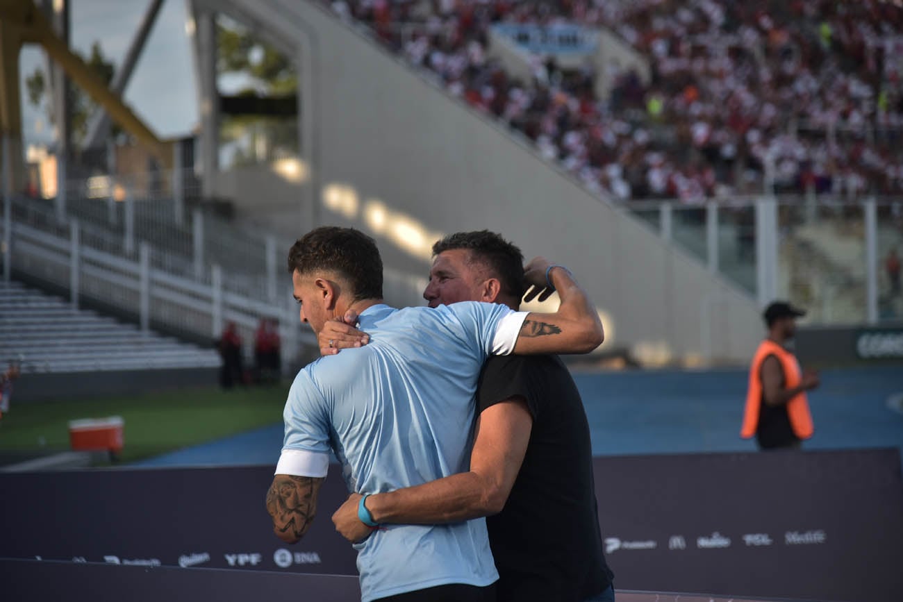 Belgrano vs River en el estadio Kempes, Vegetti con el Luifa Artime antes del partido (Facundo Luque / La Voz)