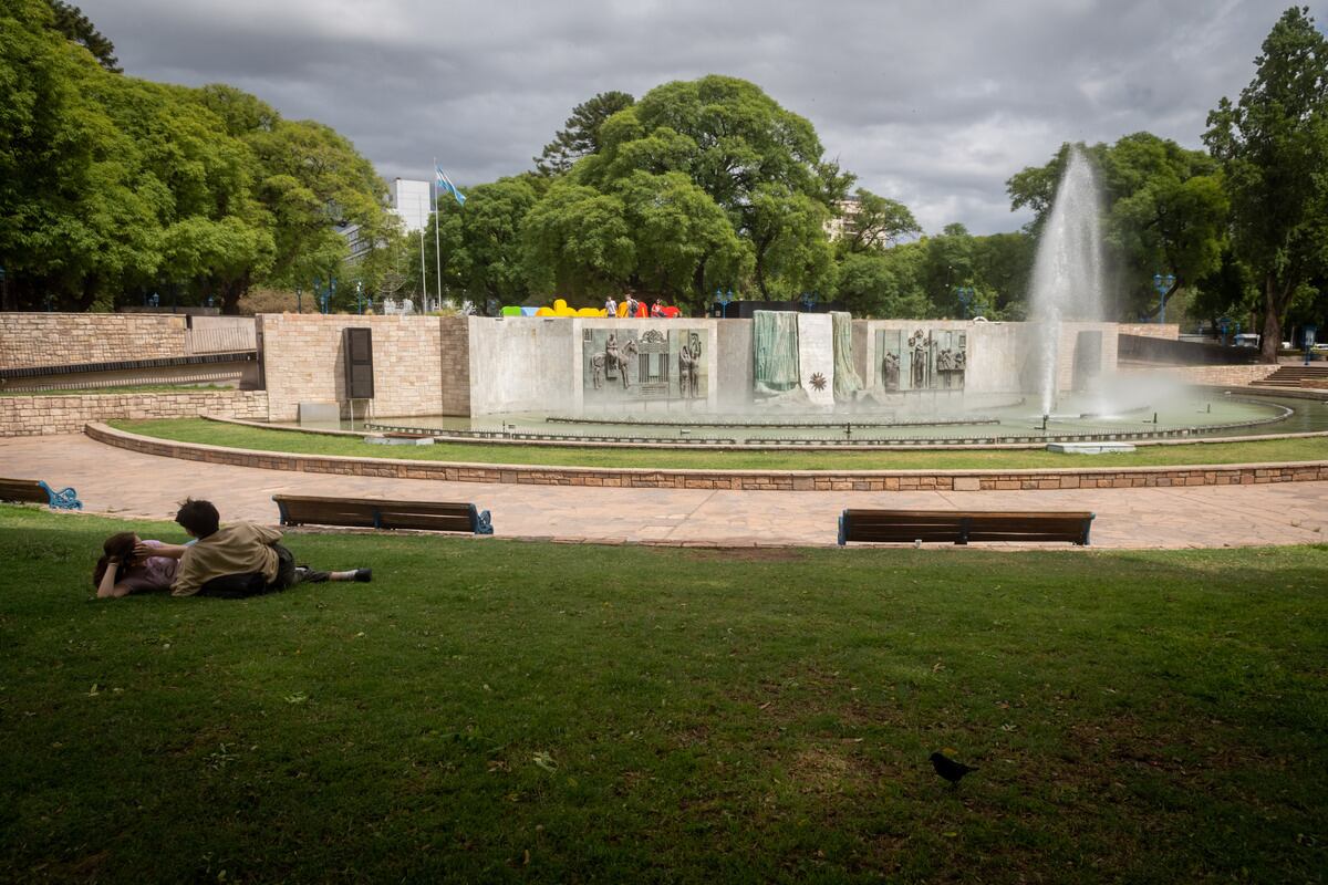 La Municipalidad de la Ciudad de Mendoza ha organizado bicitours y caminatas por las plazas de la Ciudad. 
Corporeo y fuente de la Plaza Independencia 