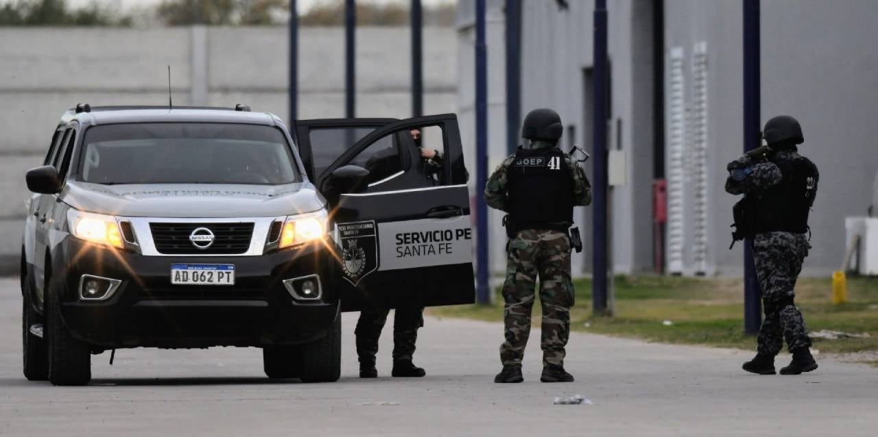 Agentes con armas largas se hicieron cargo de vigilar el Order durante el procedimiento para llegar a Piñero.