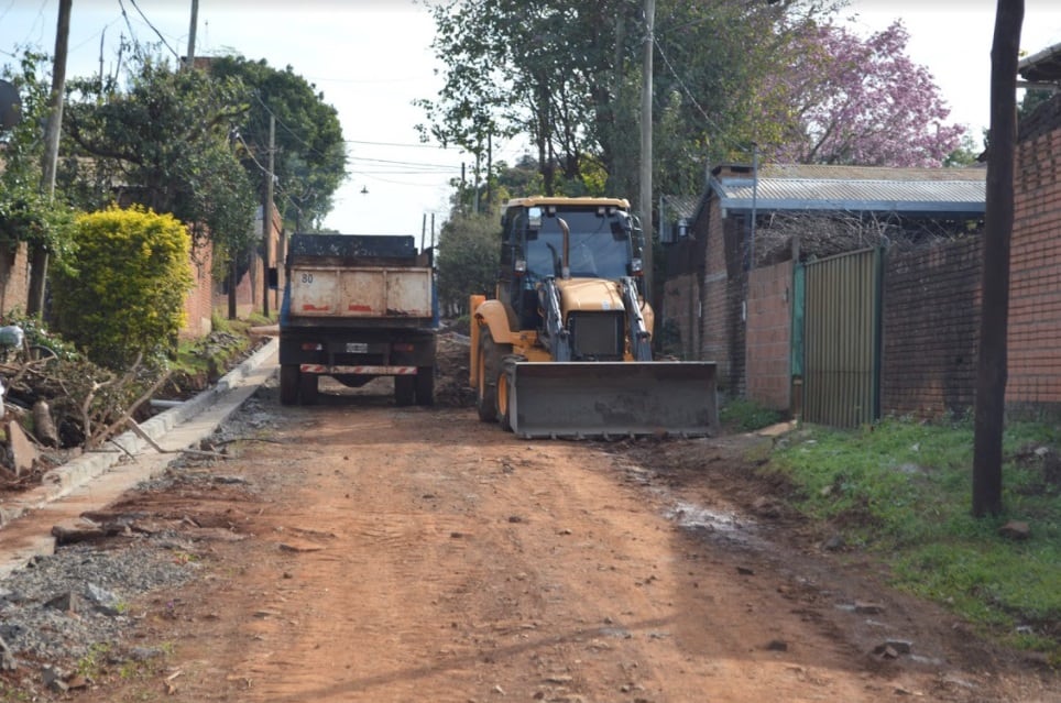 La Municipalidad de Posadas ejecuta obras de cordón cuneta en el barrio San Juan Evangelista.