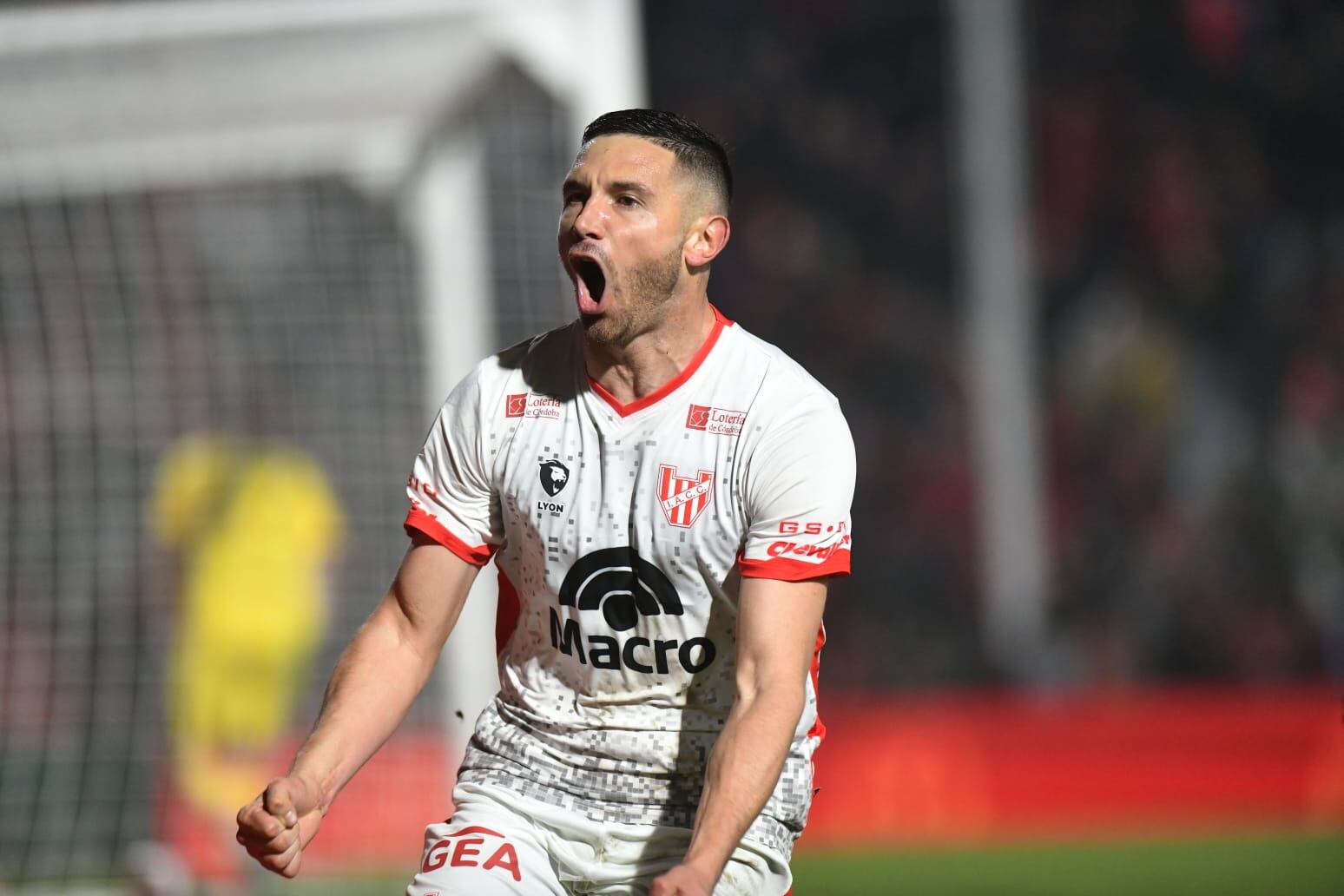 Adrián Maravilla Martínez marcó el 2-1 de Instituto ante Lanús, en Alta Córdoba. (Facundo Luque / La Voz)