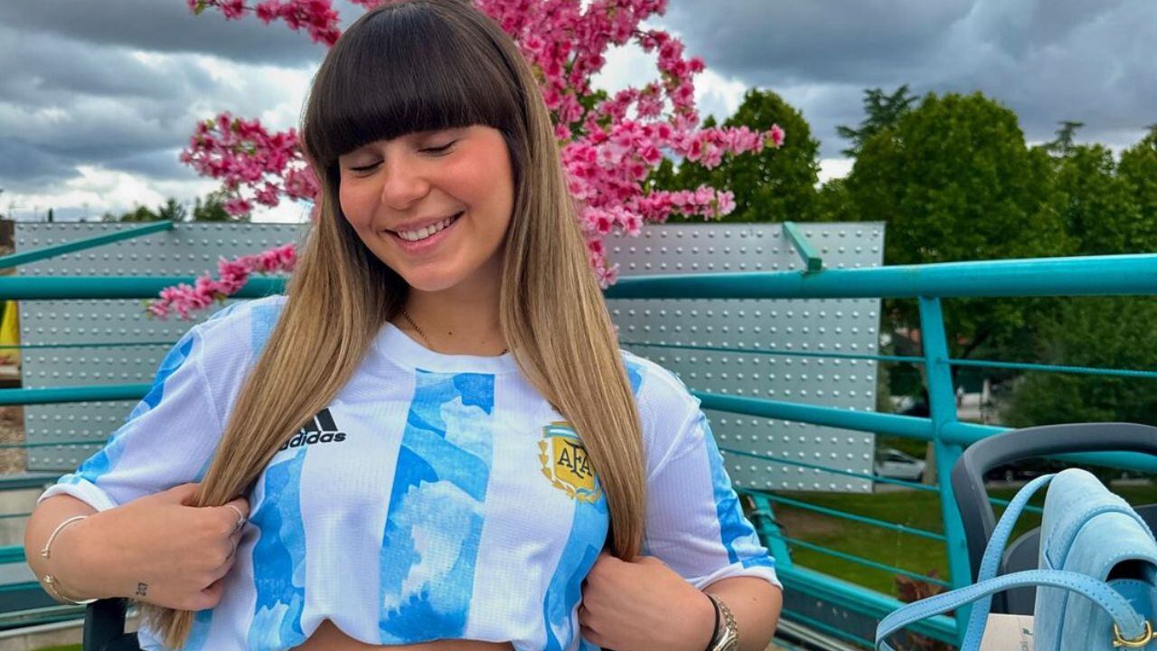 Eva García, la novia de Alejandro Garnacho que lo apoya en todos los partidos.