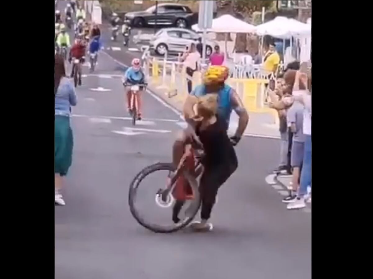 Ciclista estaba a punto de ganar una carrera en España y terminó internado por atropellar a una mujer que se cruzó en la pista