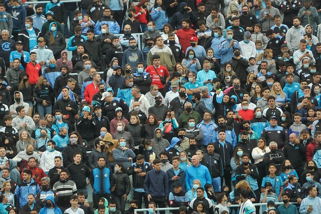 Hinchas de Belgrano durante el partido contra Maipu en Alberdi 31 octubre 2021 foto Javier Ferreyra