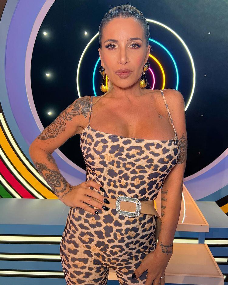 El look animal-print que Flor Peña lució en su programa de televisión.