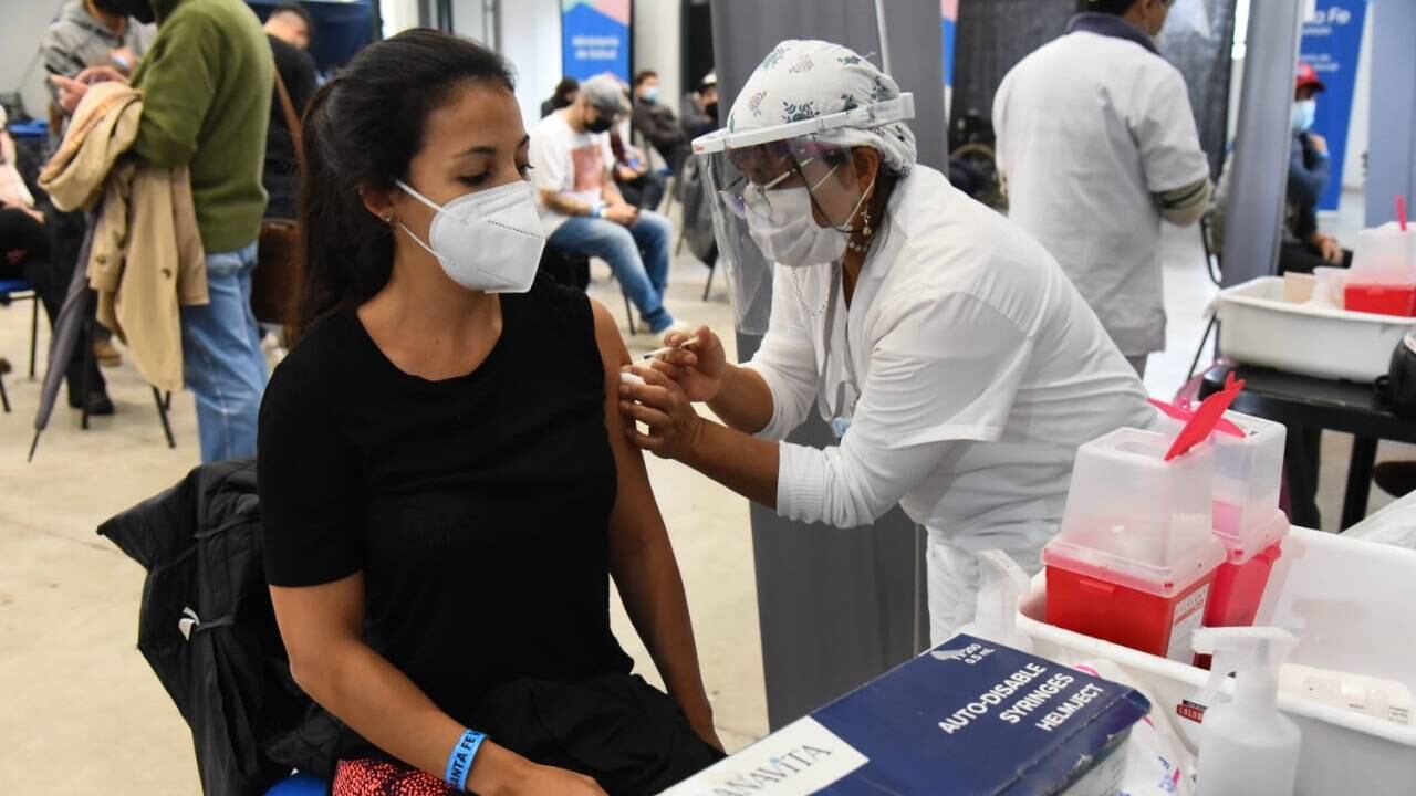 Mayores de 30 años podrán recibir la tercera dosis sin turno en Santa Fe.