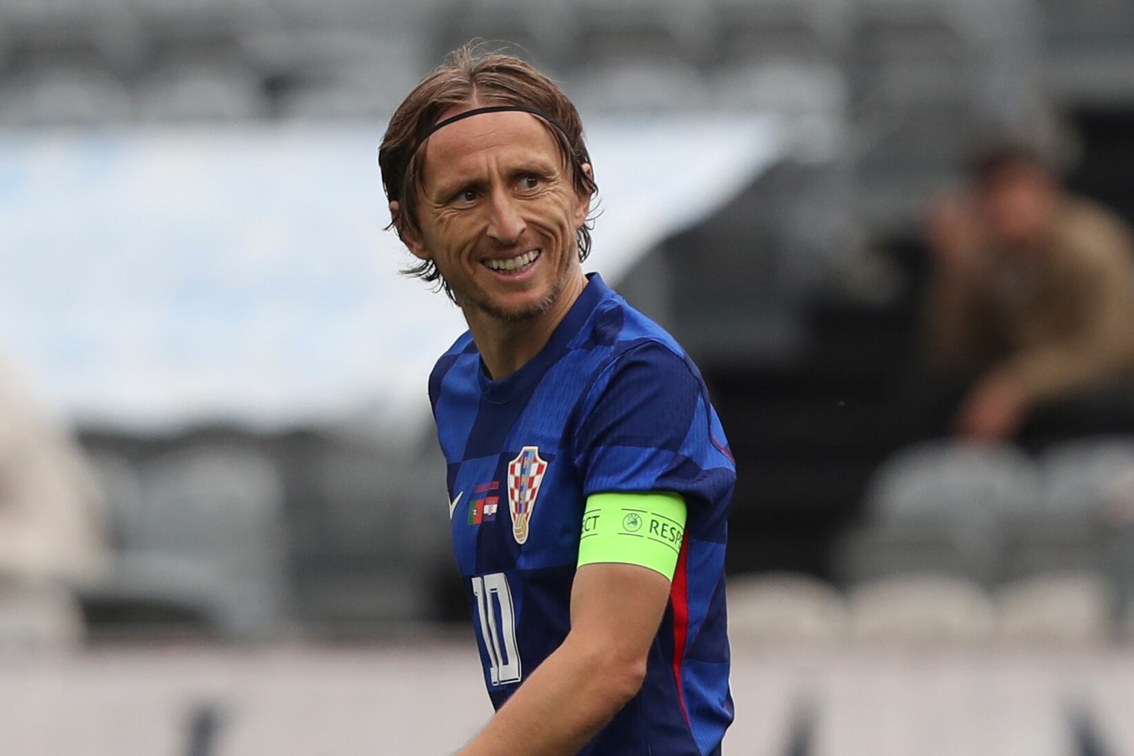 Luka Modric celebra tras anotar el primer gol de Croacia en un partido amistoso contra Portugal, el sábado 8 de junio de 2024, en Oeiras, Portugal. (AP Foto/Pedro Rocha)