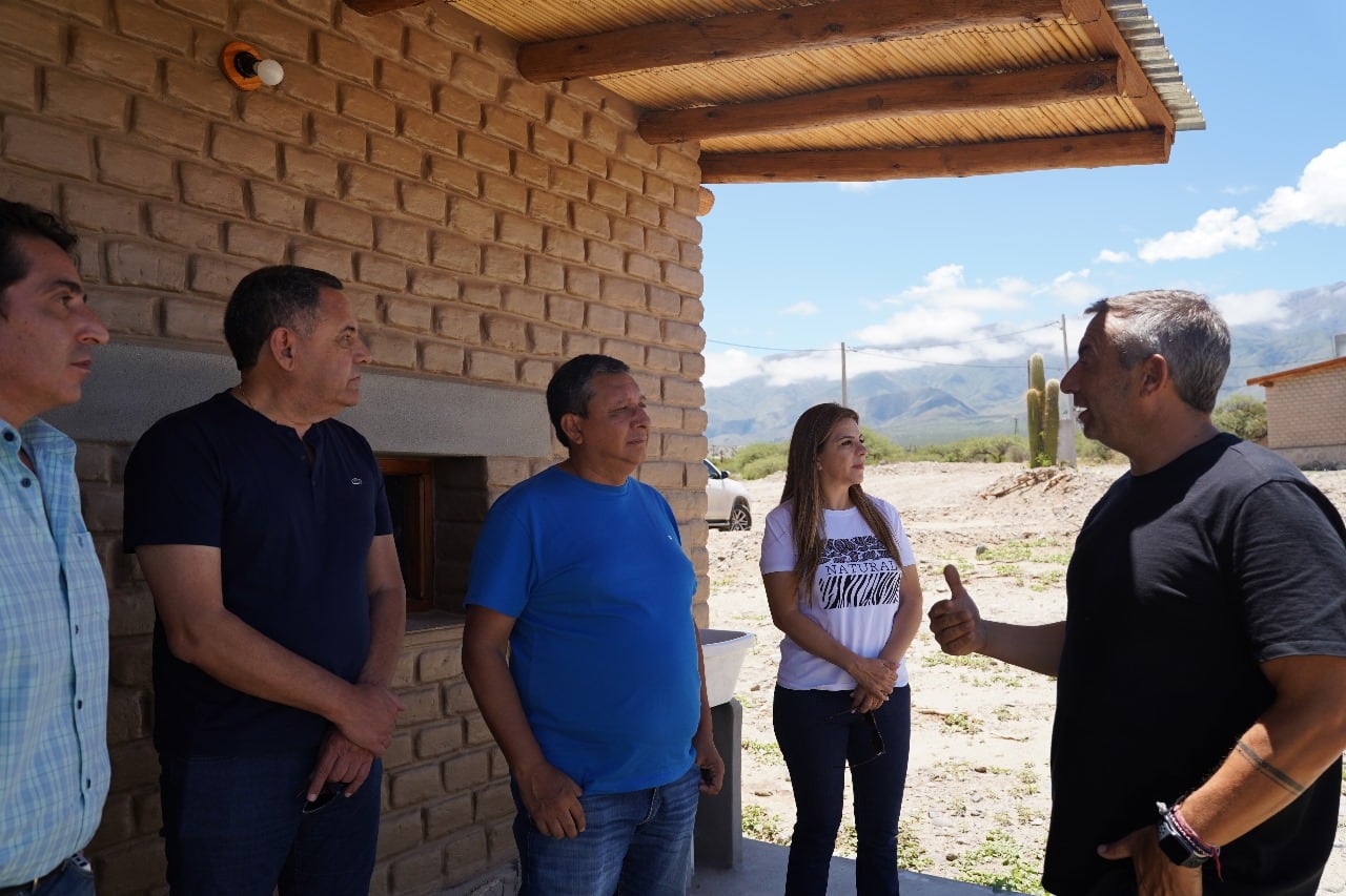 Los funcionarios a la sombra de la galería de una de las casas.