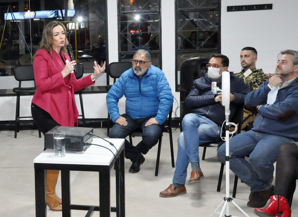 El intendente Raúl Jorge, el concejal Lisandro Aguiar y el secretario de Gobierno municipal, Gastón Millón, en primera fila siguiendo con atención la exposición de la Lic. Goldfbarb.