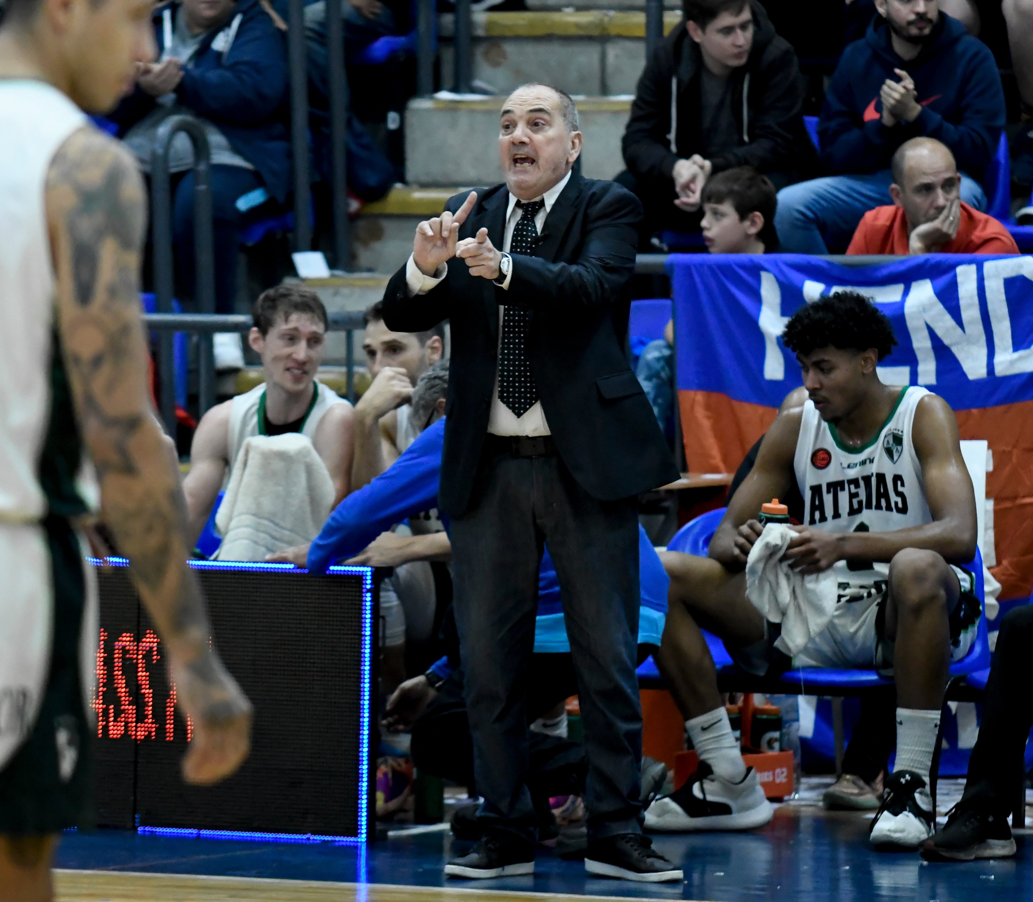 Álvaro Castiñeira, entrenador de Atenas, fue muy crítico con la tarea de su equipo en la amplia derrota con San Lorenzo en el inicio de la serie por la permanencia. (Matías García / Liga Nacional)