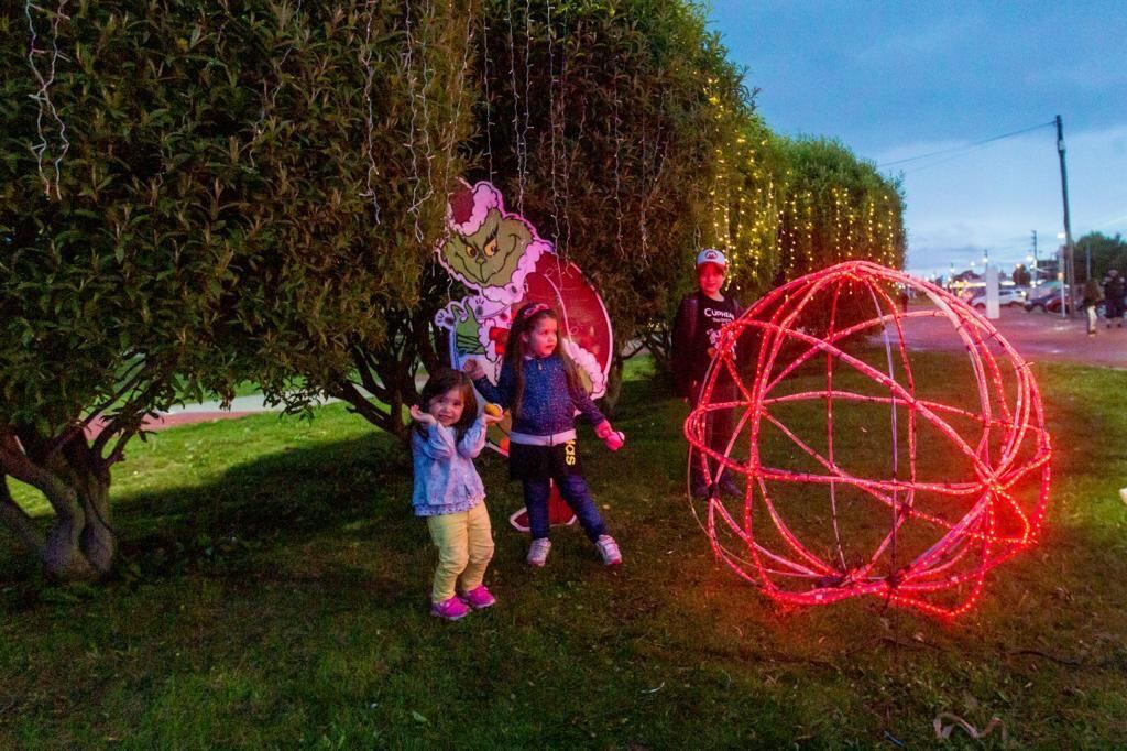 Con una gran convocatoria se realizó el tradicional encendido del árbol de navidad.