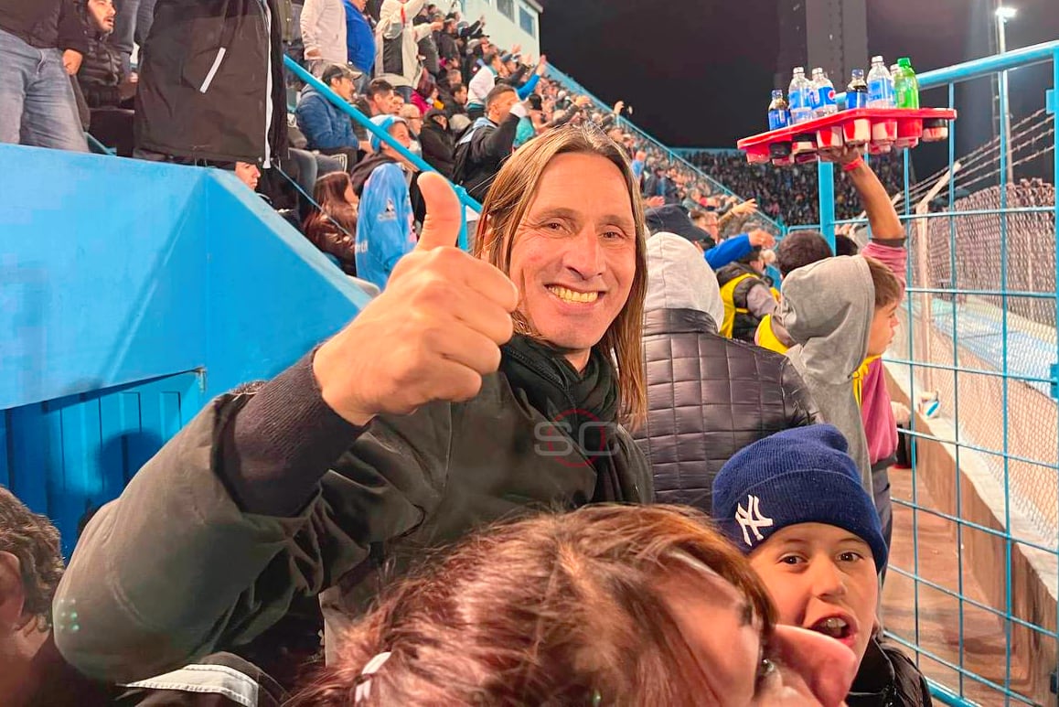 Juan Carlos Olave en la tribuna del Gigante de Alberdi, en Belgrano vs. Instituto. Y este sábado enfrentó al Pirata con Las Palmas.