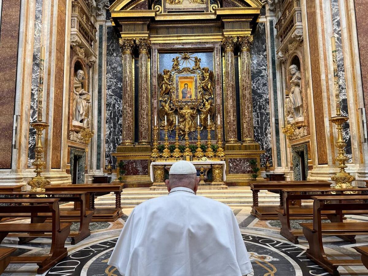 Se viralizó el consejo que el Papa Francisco le dio a una pareja de recién casados: “Una caricia”