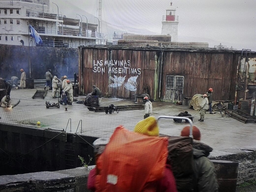 El grupo de trabajadores chatarreros, tras desembarcar del buque ARA Bahía Buen Suceso e izar la bandera argentina en Puerto Leith, islas Georgias del Sur, son vistos por un grupo de científicos británicos que se encontraban trabajando en el archipiélago ubicado a 1550 km al sudeste de las Malvinas y que exigieron el arriado del pabellón y el retiro de todos. Por primera vez, el hecho que sucedió el 18 de marzo del '82 y que generó el conflicto bélico entre Argentina y el Reino Unido por la soberanía de las islas del Atlántico Sur, es representado en la pantalla chica. La leyenda "Las Malvinas son argentinas" no fue realmente pintada por el grupo de 39 obreros contratados para desmantelar viejas instalaciones, quienes tampoco cantaron el himno argentino como muestra la serie. Los obreros llevaban visados británicos, que habían sido gestionados en Buenos Aires por Montelmec, la empresa que los había contratado por 120 días.