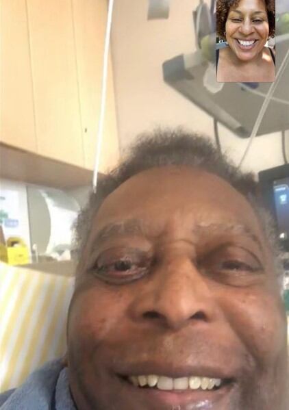 Pelé, durante una videollamada con su hija Kely.