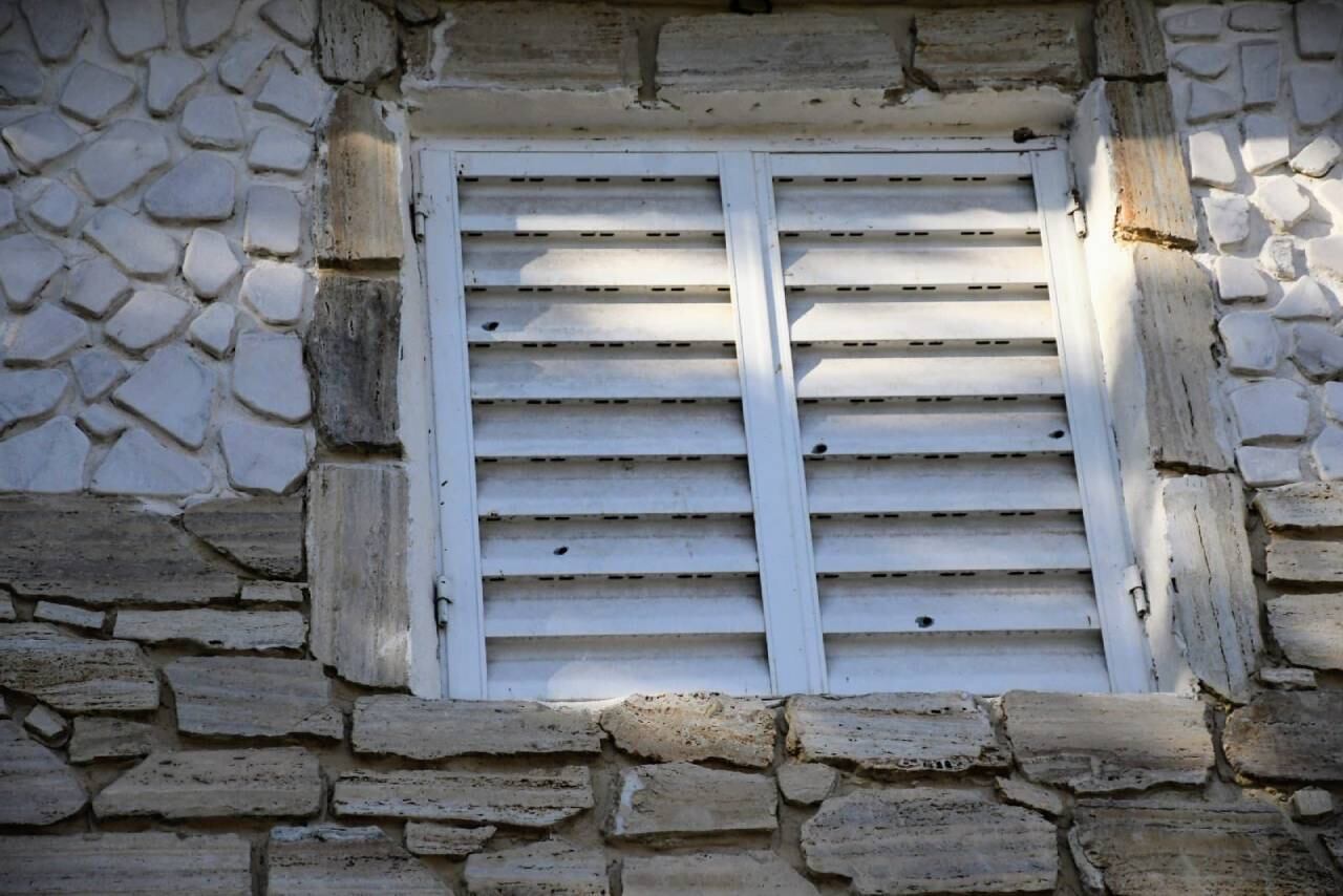 Los balazos también dañaron la ventana del inmueble en Seguí al 200 bis.