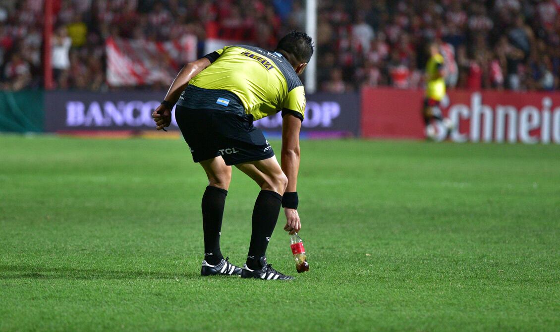 En más de una ocasión hubo inadaptados que arrojaron al campo de juego botellas de gaseosa. No pasó nada grave, pero el club igual los sancionará (Foto: Ramiro Pereyra / La Voz).