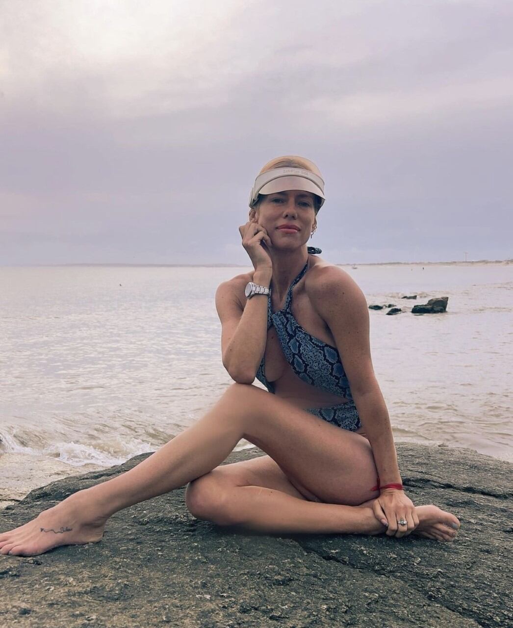 La modelo estrenó su visera de la marca francesa Dior en las playas de José Ignacio y combinó con trikini.