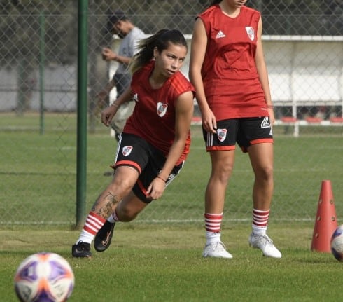 Julieta Romero hace la entrada en calor. Minutos despúes debutará en el Primera de River.