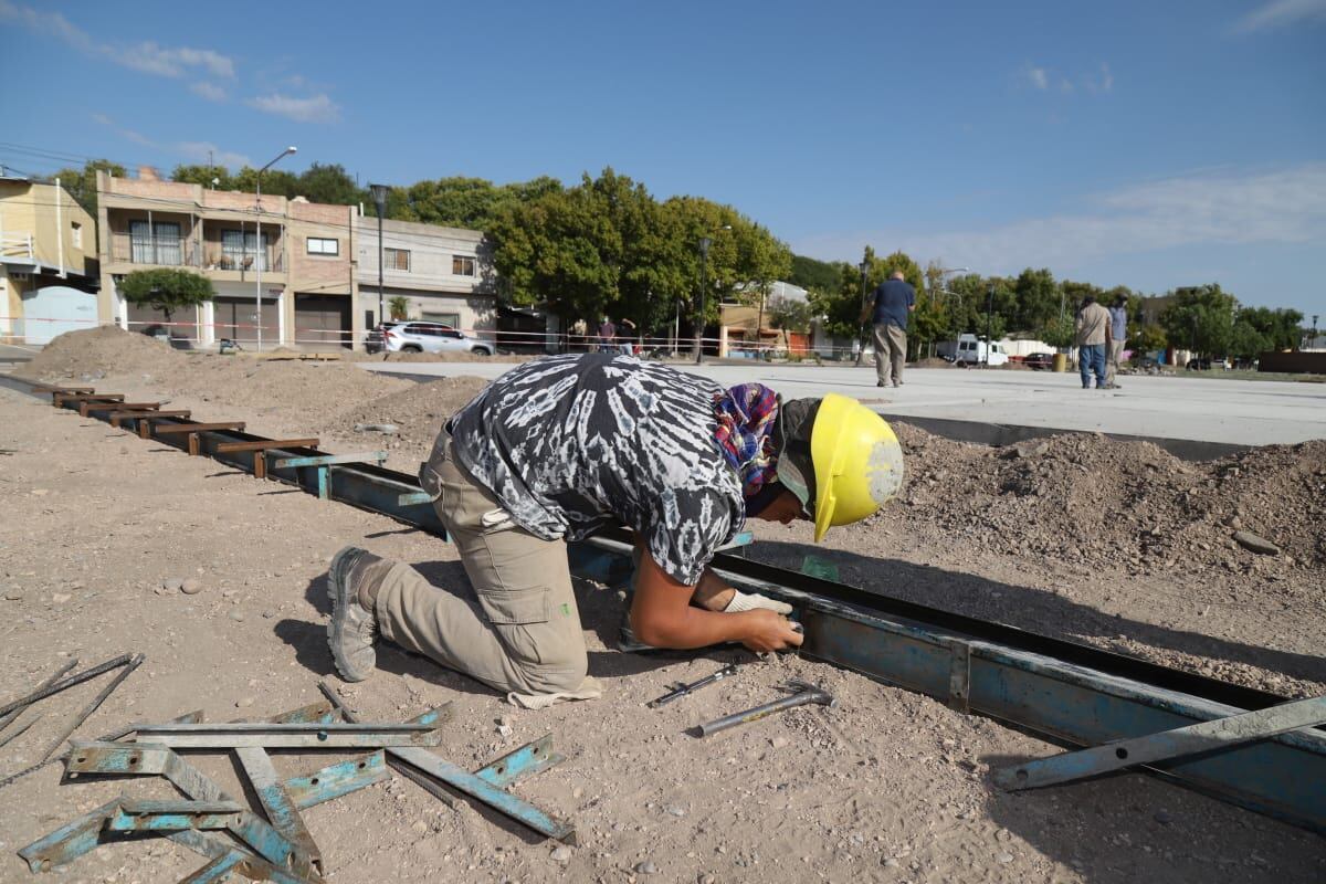 Félix y la funcionaria recorrieron la obra del hospital modular de San Rafael.