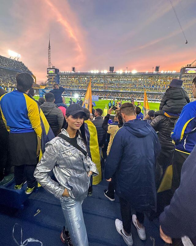 Zaira Nara y su look para la despedida de Riquelme en la Bombonera