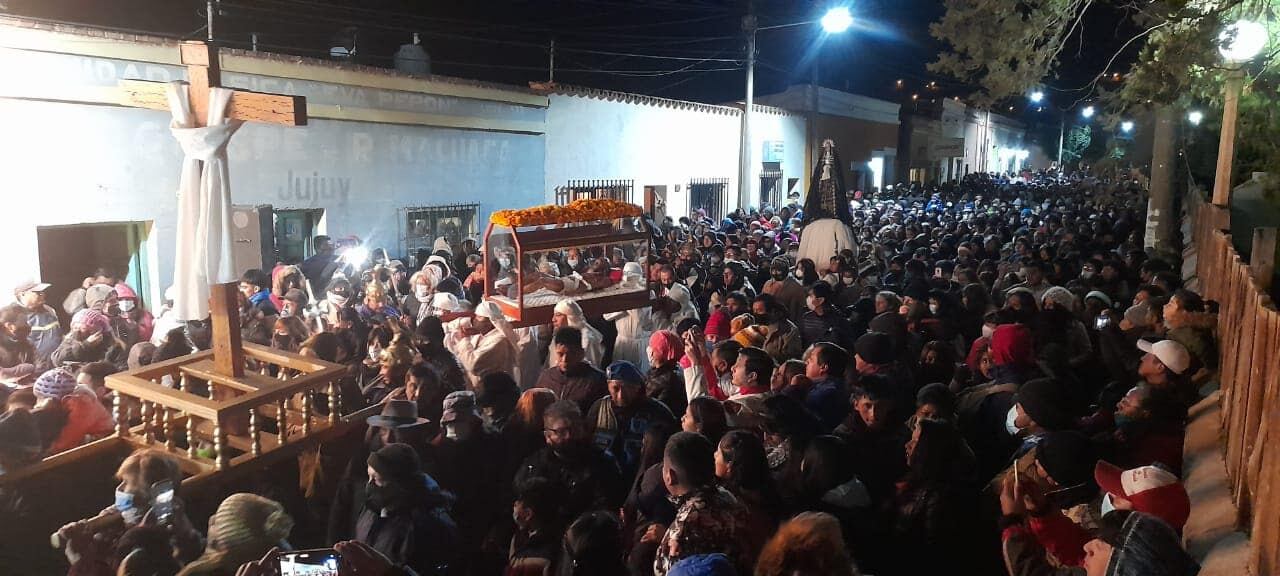 Integrados a las multitudes de lugareños, los viajeros y turistas viven desde adentro las conmovedoras manifestaciones de fe de los jujeños en Semana Santa.