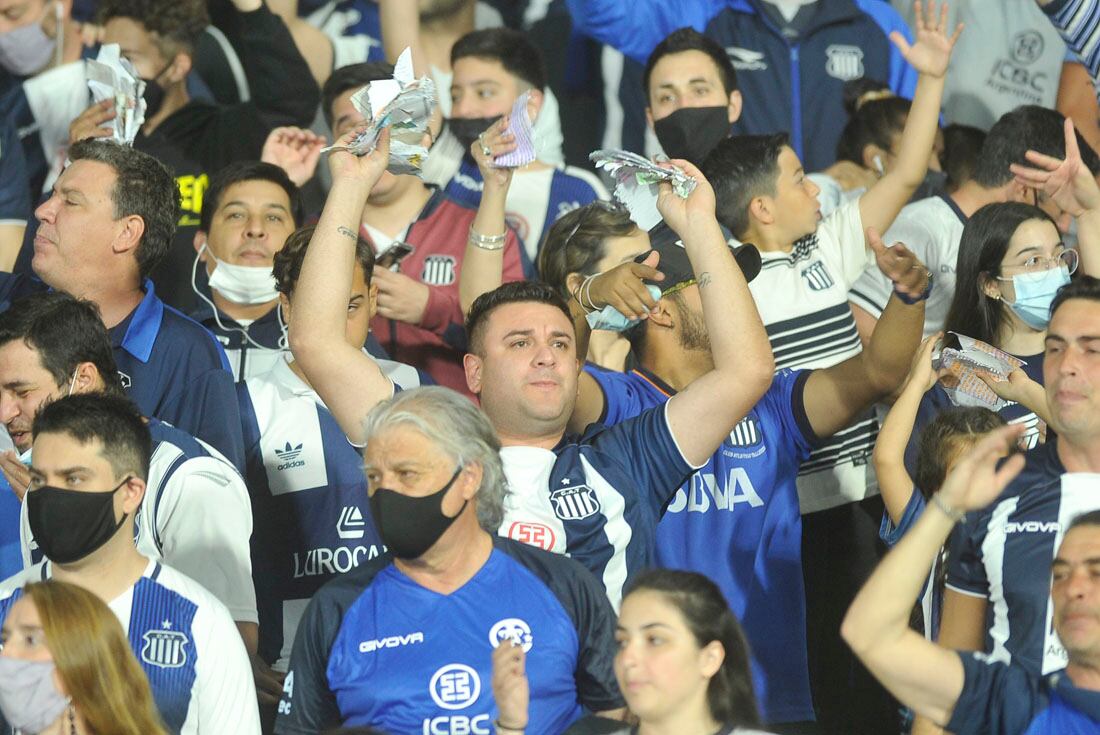 La felicidad de los hinchas de Talleres en el regreso a las tribunas del Kempes. Foto Javier Ferreyra