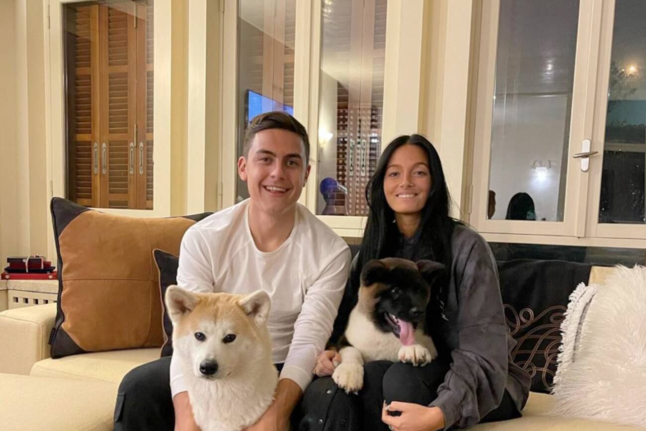 Paulo Dybala y Oriana Sabatini junto a sus perros.