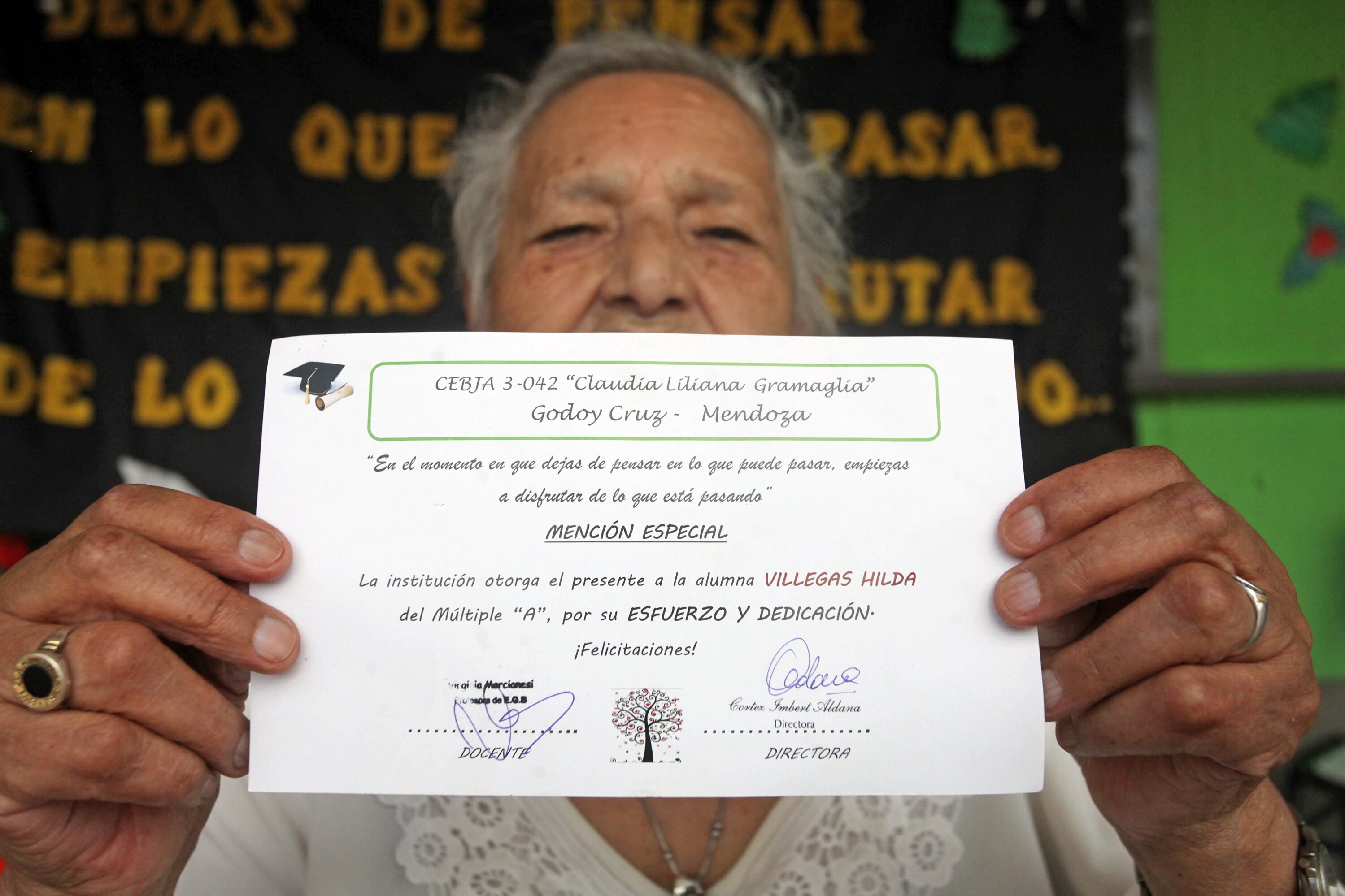 La mujer que terminó la escuela primaria a los 87 años y fue reconocida por la provincia.