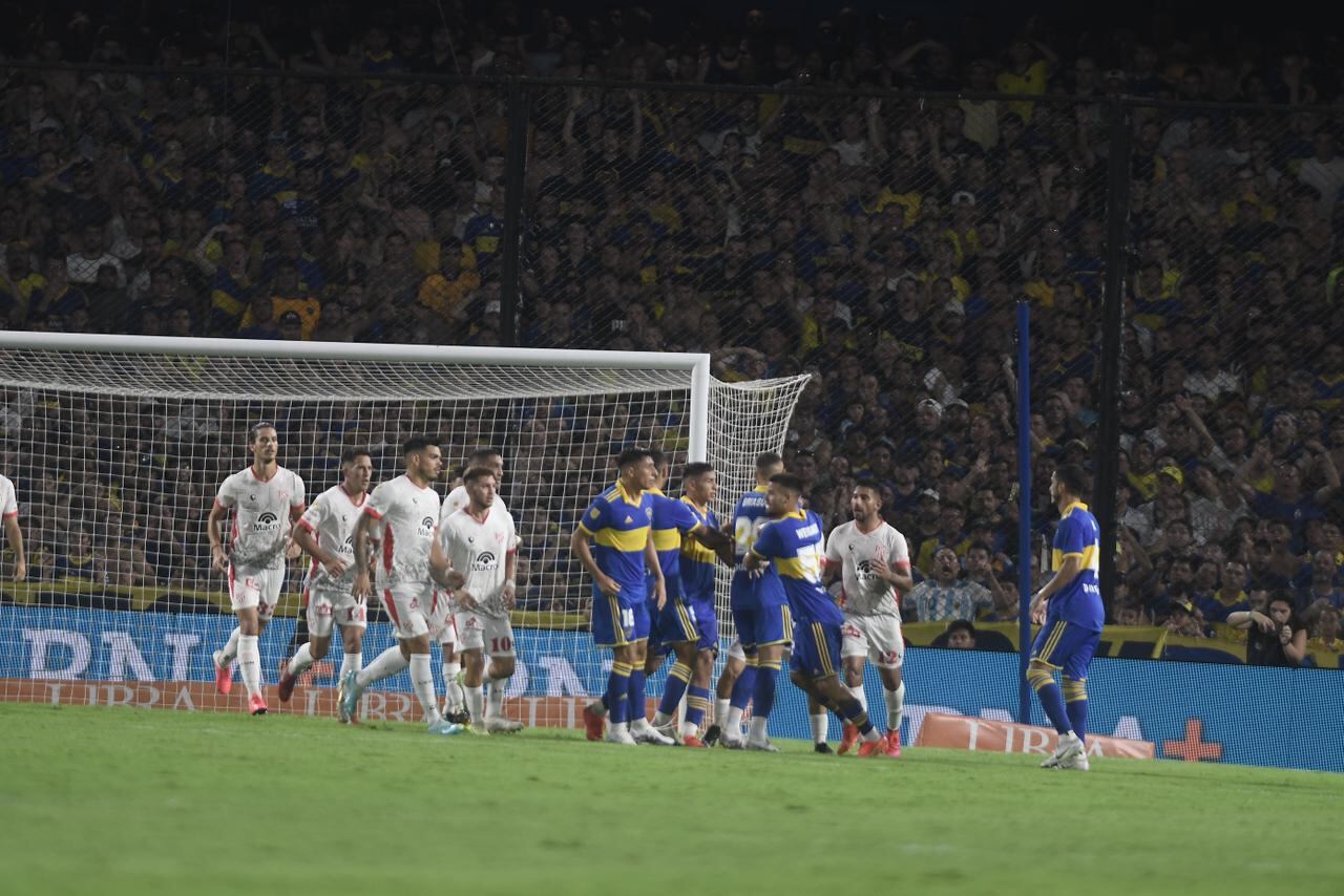 Con su festejo, los albirrojos enmudecieron La Bombonera. Instituto logró un triunfo histórico frente a Boca y a domicilio. (Federico López Claro / La Voz)