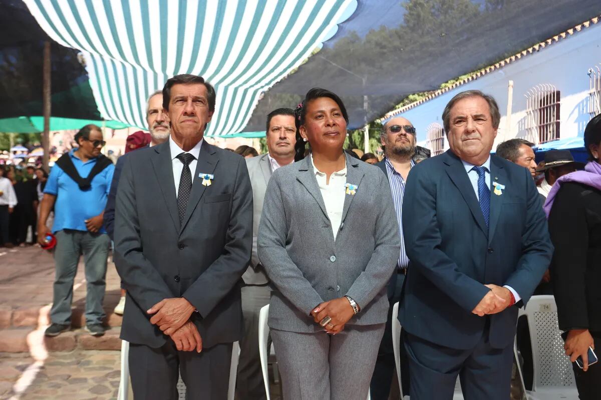 El gobernador Carlos Sadir y el vicegobernador Alberto Bernis acompañaron al obispo Félix Paredes y a la intendenta Karina Paniagua en las actividades centrales en honor a la Santa Patrona de la ciudad de Humahuaca, la Virgen de la Candelaria.