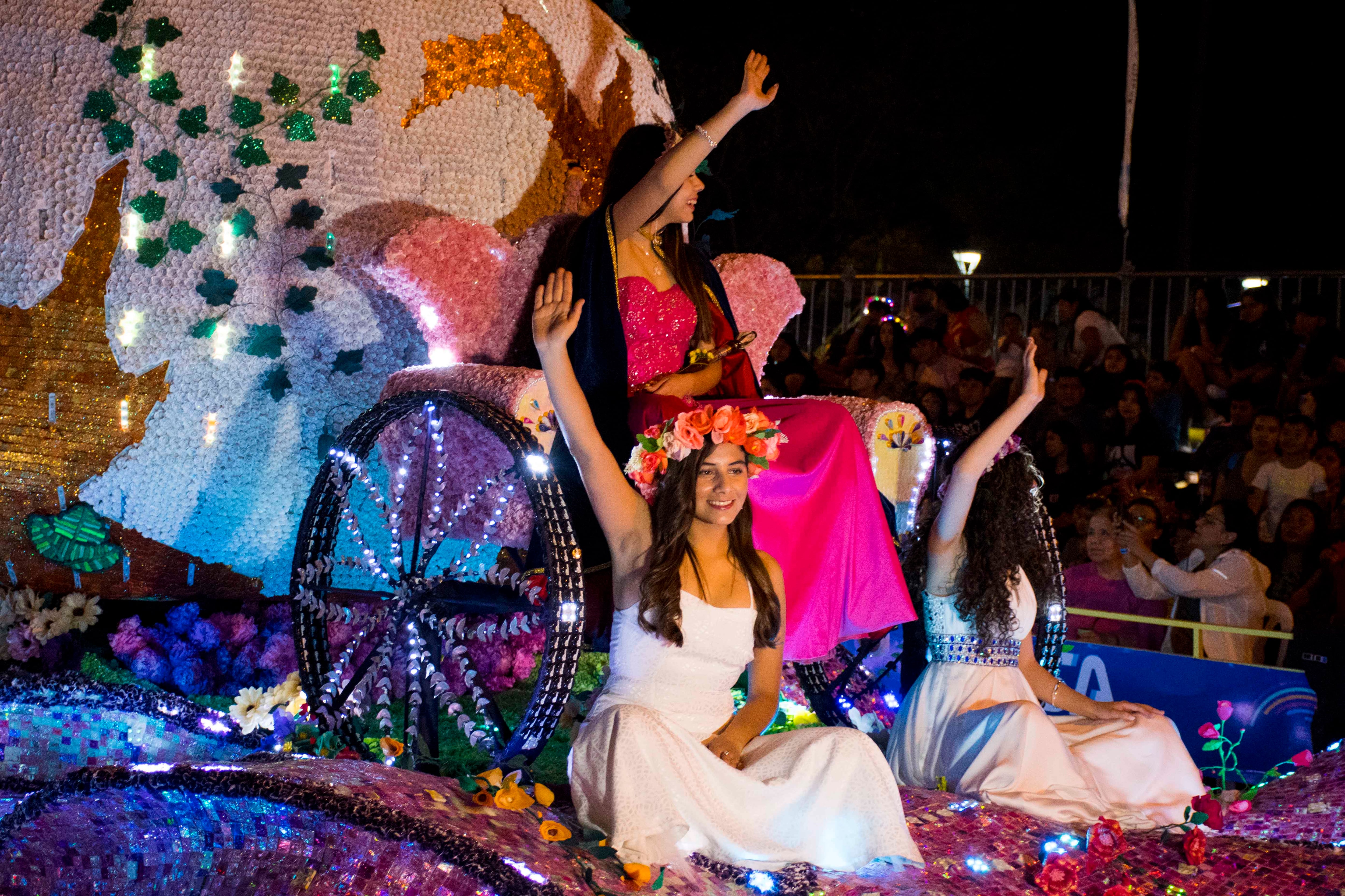 Reinas y princesas de fantasía pasean su simpatía en las carrozas que construyen sus compañeros de colegio, en cada primavera en Jujuy.