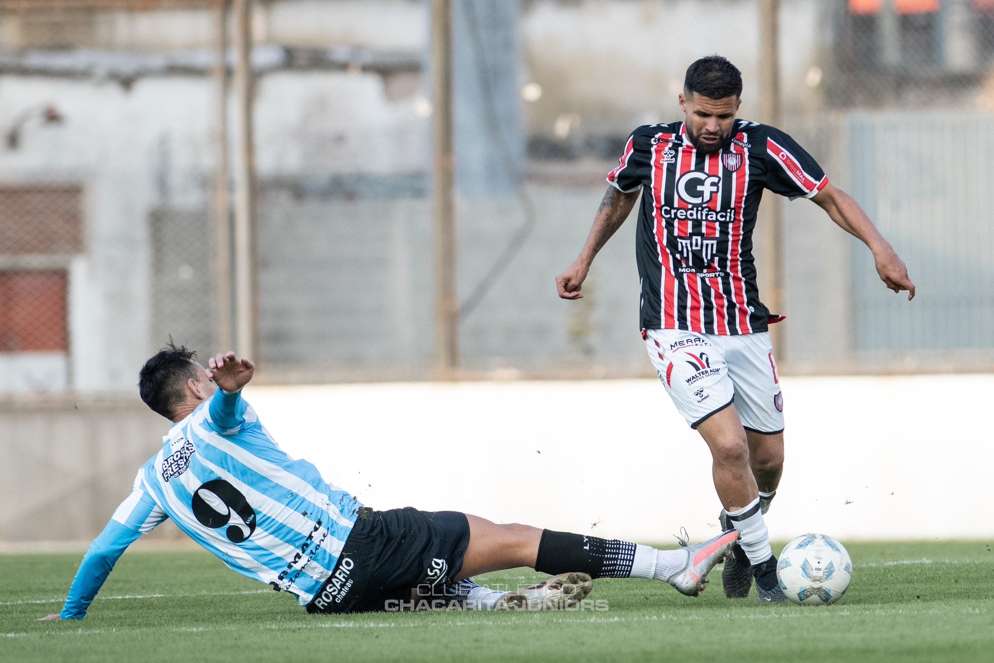 Nasta va al piso con la intención de quitarle la pelota a Nicolás Watson (Foto: Prensa Chacarita).