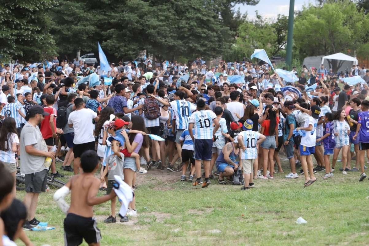 Miles de sanrafaelinos se acercaron al Parque para alentar a la Scaloneta.