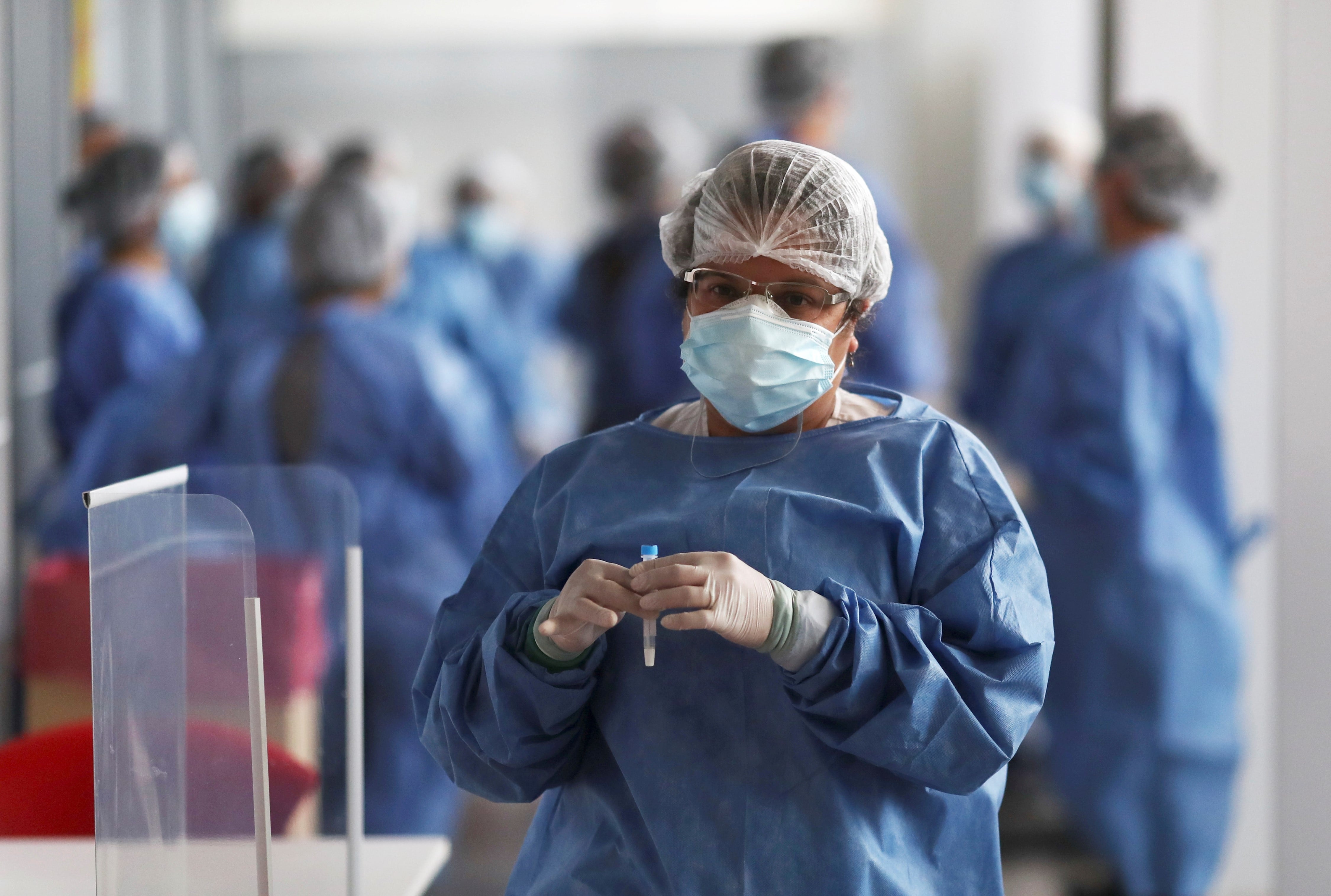 Una trabajadora de la salud sostiene una muestra de una prueba de coronavirus (Foto: REUTERS / Agustin Marcarian)