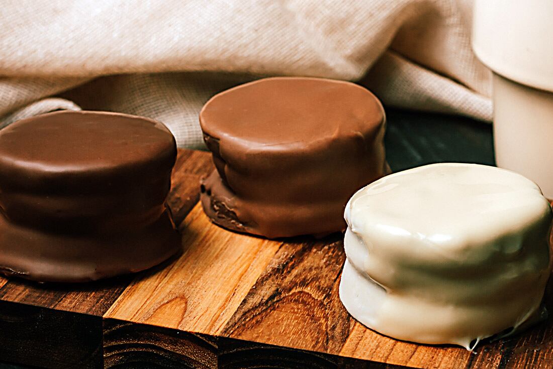 Alfajores de chocolate y dulce de leche.