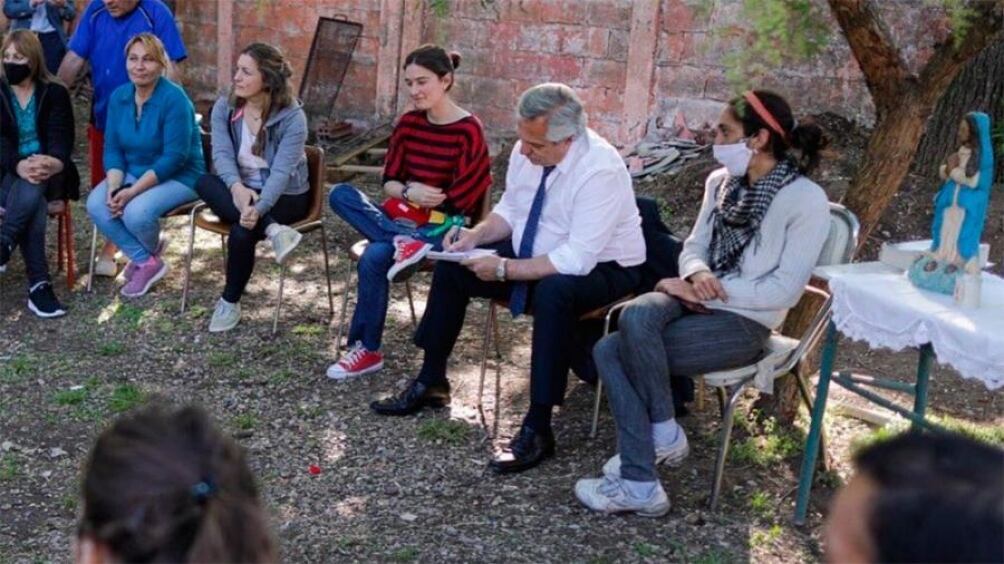 Alberto Fernández el viernes en Luján junto a los vecinos.