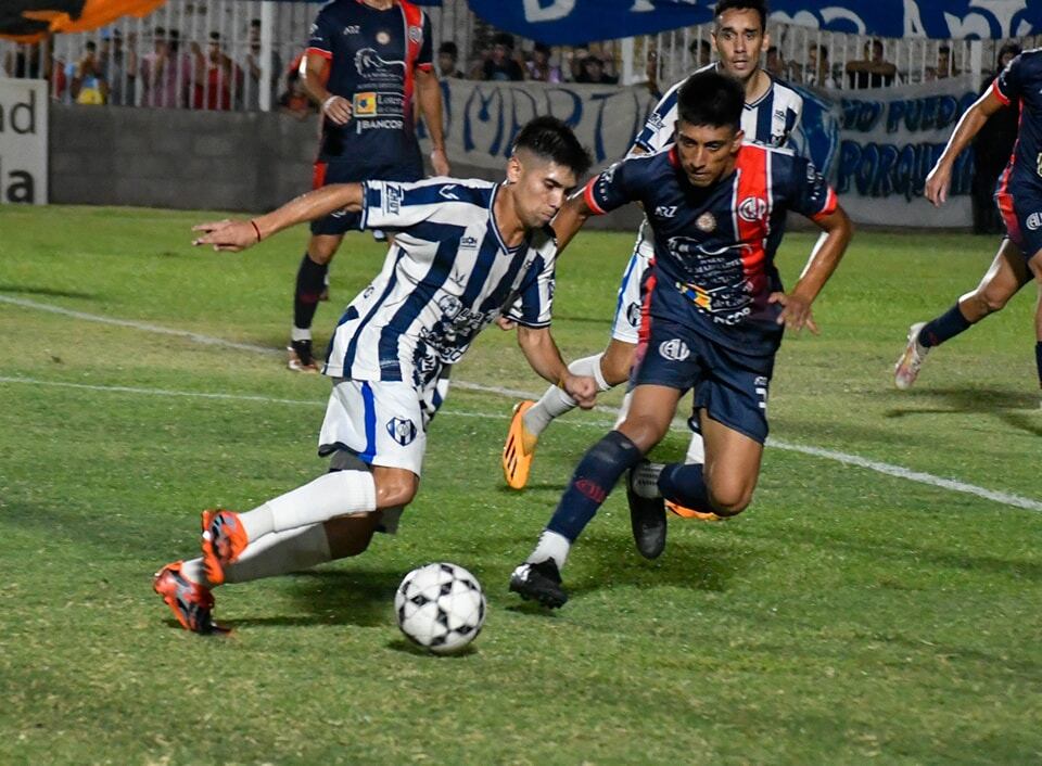 Las Palmas perdió 3-0 ante Sarmiento de La Banda en Santiago del Estero y se quedó afuera de la final por el ascenso al Federal A. (@clubsarmientolb)