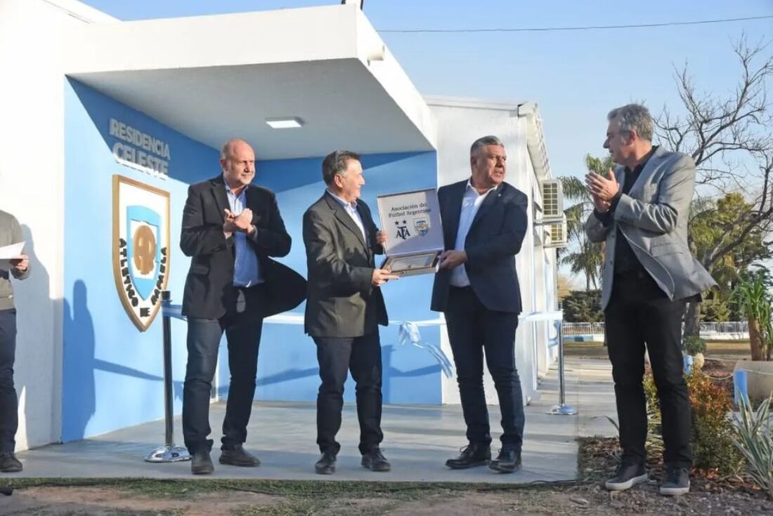 Hicieron entrega de una placa conmemorativa