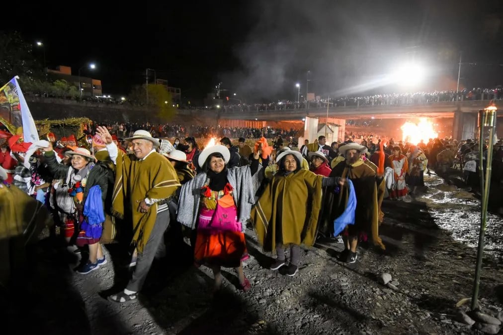 Lo que es una tradición de más de cincuenta años, volvió a reeditarse tras la ausencia por la pandemia de covid-19: miles de personas dieron vida a la marcha evocativa del Éxodo Jujeño en el parque lineal Xibi Xibi.