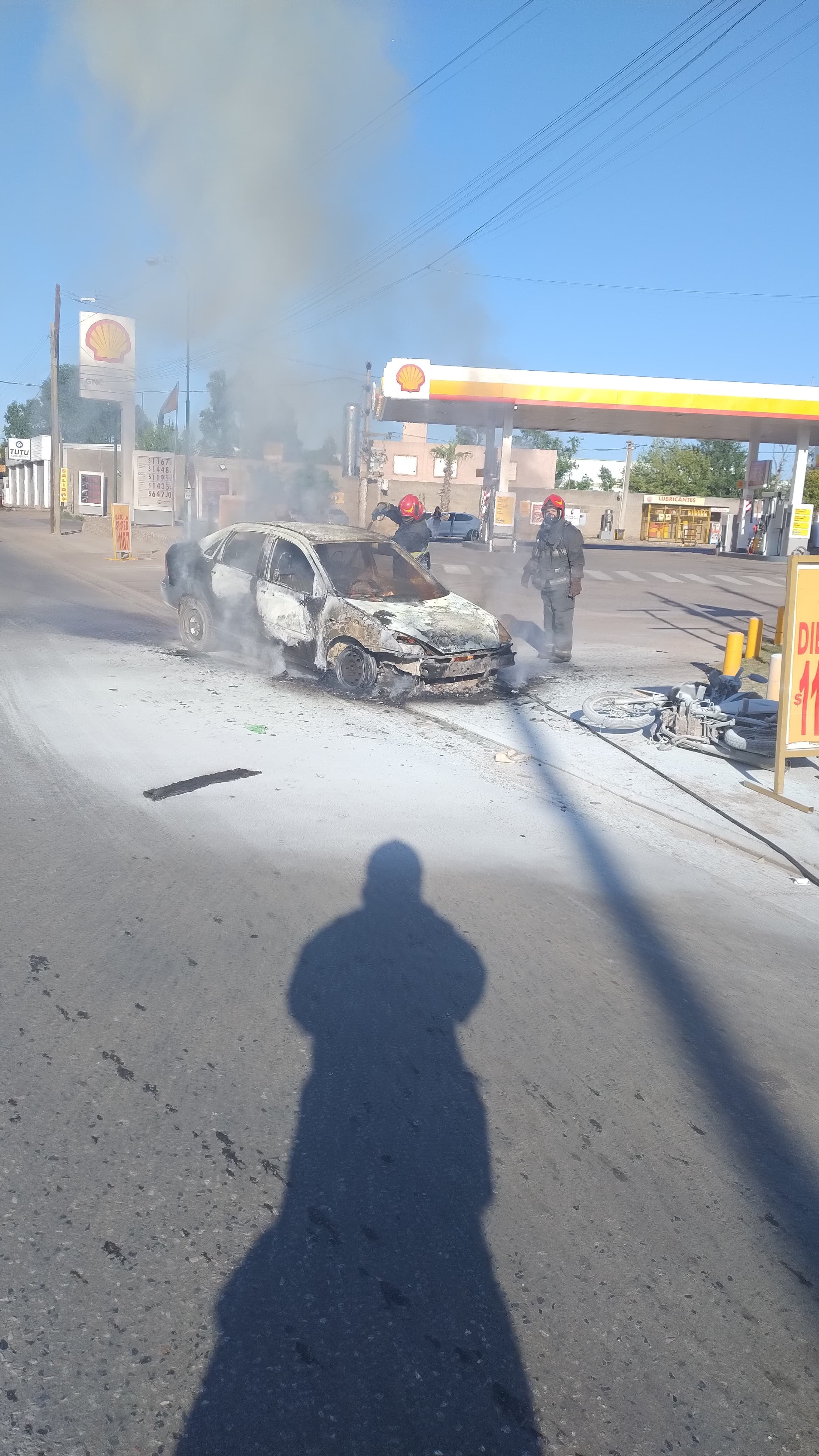 El vehículo quedó reducido en cenizas.